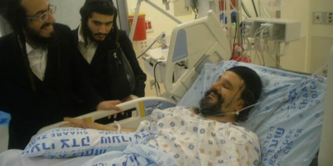 האברך גבריאל לביא מישיבת שובו בנים בבית החולים לאחר שנדקר