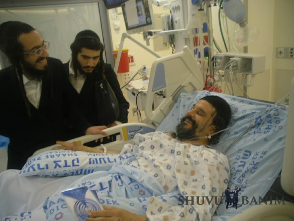 האברך גבריאל לביא מישיבת שובו בנים בבית החולים לאחר שנדקר
