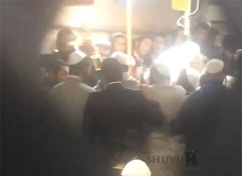 בן אדם או מלאך? אור גדול על הרב ברלנד שליט"א בתפילה עם הציבור: צפו