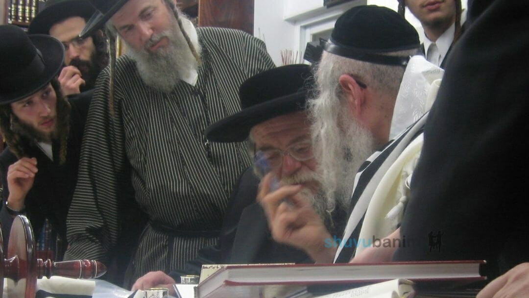 הגה"צ רבי אליעזר ברלנד שליט"א בניחום אבלים לכ"ק האדמו"ר מתולדות אהרן שליט"א על פטירת רעייתו הרבנית ע"ה