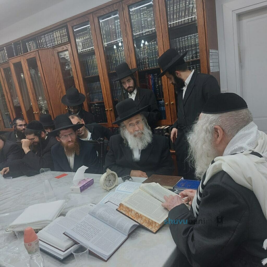 שיעור בבית הגה"צ רבי אליעזר ברלנד שליט"א לישיבת 'שאו מרום עיניכם' בראשות הרב שלמה עופר שליט"א