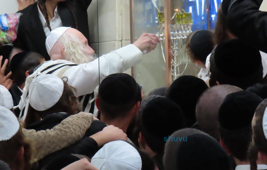 סדר הדלקת נרות חנוכה ותפילה לנר שלישי מהגה"צ רבי אליעזר ברלנד שליט"א