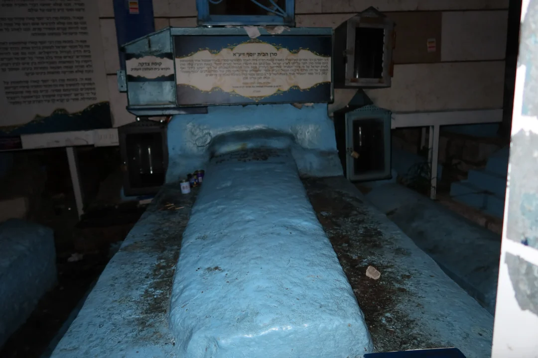 כָּל הַמִּתְפַּלֵּל עַל צִיּוּנוֹ הַקָּדוֹשׁ וְהַנּוֹרָא, וְכָל הַמִּשְׁתַּמֵּשׁ בִּזְכֻיּוֹתָיו שֶׁאֵינָם נִפְסָקִים לְעוֹלָם • תפילה לציון 'הבת עין' ליומא דהילולא