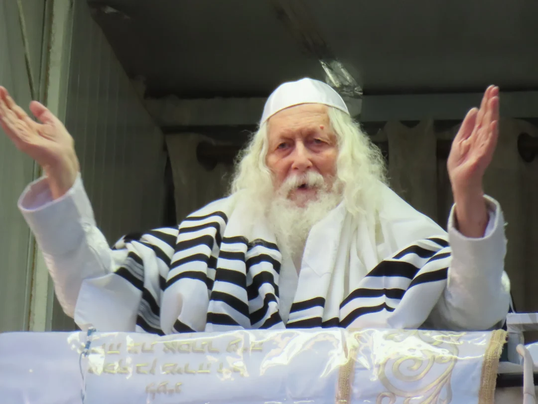 "הַמַּלְאָךְ הַגֹּאֵל אֹתִי מִכָּל רָע יְבָרֵךְ אֶת הַנְּעָרִים" • סיקור שבת פרשת ויחי – וציון חג הגאולה השלישי בצילו של הגה"צ רבי אליעזר ברלנד שליט"א